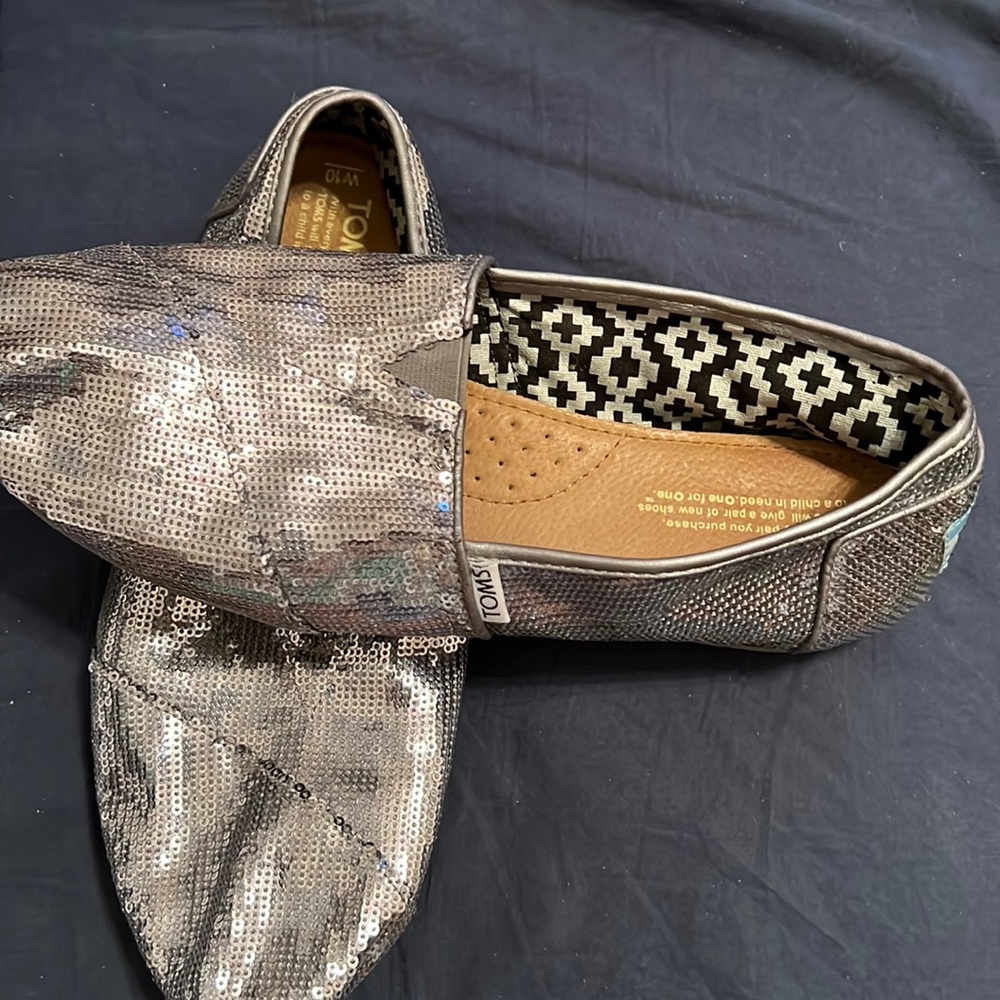 TOMS Silver Metallic Glitter Alpargatas Size W 10